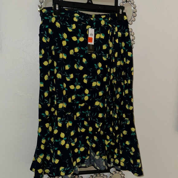 Banana Republic Dresses & Skirts - Banana Republic Lemon Print Skirt